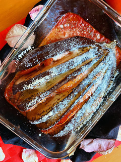 Una foto de Berenjena hasselback con mozzarella y tomate