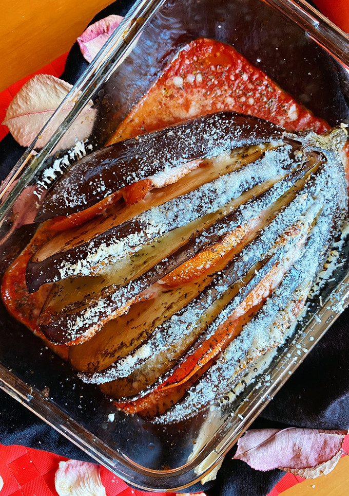 Una foto de Berenjena hasselback con mozzarella y tomate