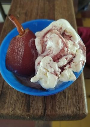 Una foto de Peras al vino tinto, con helado de vainilla