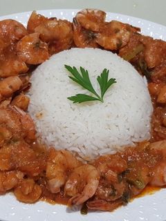 صورة لوصفة أرز منكَّه مع الجمبري المجمد بالصلصة
