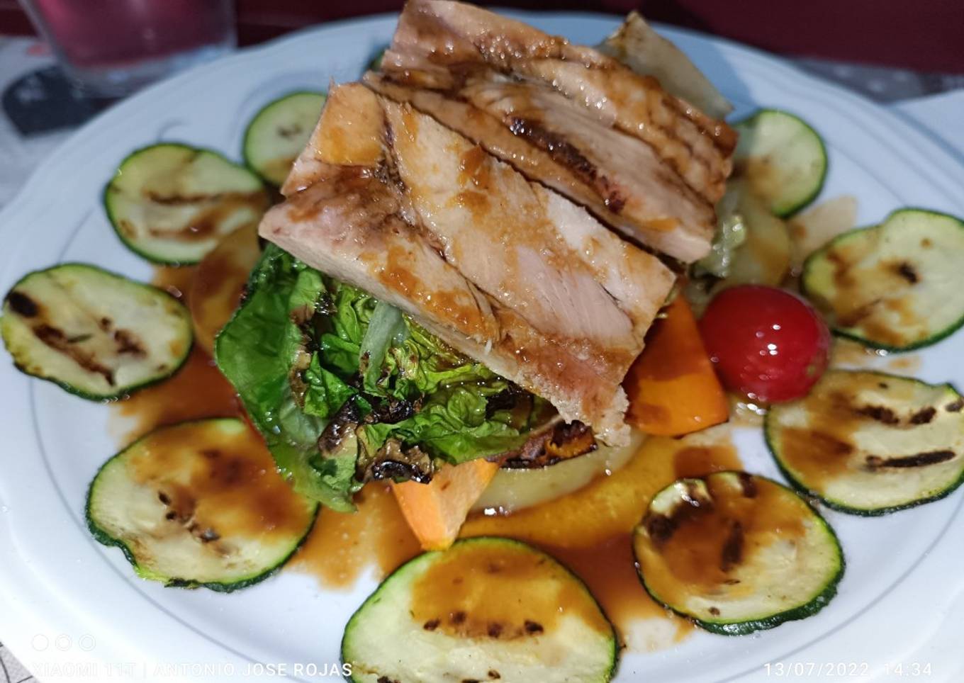 Parrillada de verduras, acompañada de una reducción