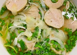 Phở bò nấu trong 2 tiếng, ngon như ngoài tiệm mà không dùng đường, bột ngọt, bột nêm, hay xương ống