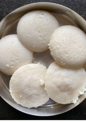 ઈડલી (Idli Recipe In Gujarati) રેસીપી મુખ્ય ફોટો
