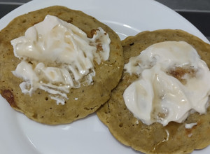Una foto de Arepas🫓de maiz🌽a mi manera🧈con queso🧀crema y miel🥯🧇🍯