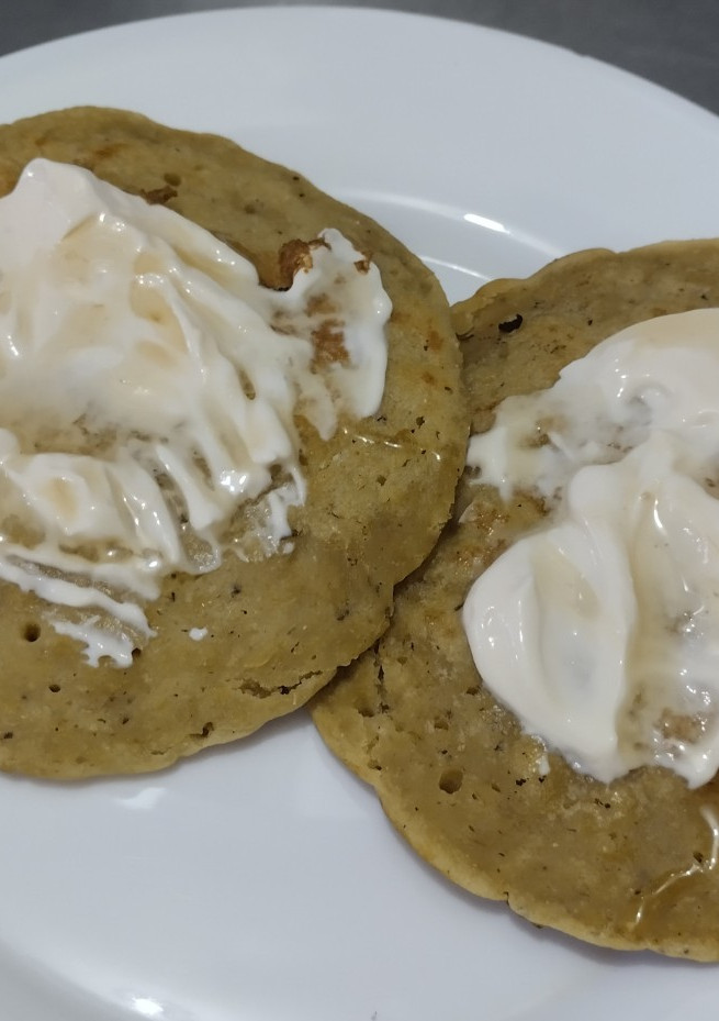 Una foto de Arepas🫓de maiz🌽a mi manera🧈con queso🧀crema y miel🥯🧇🍯