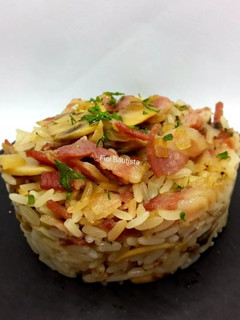 Una foto de Timbal de arroz con champiñones y bacon
