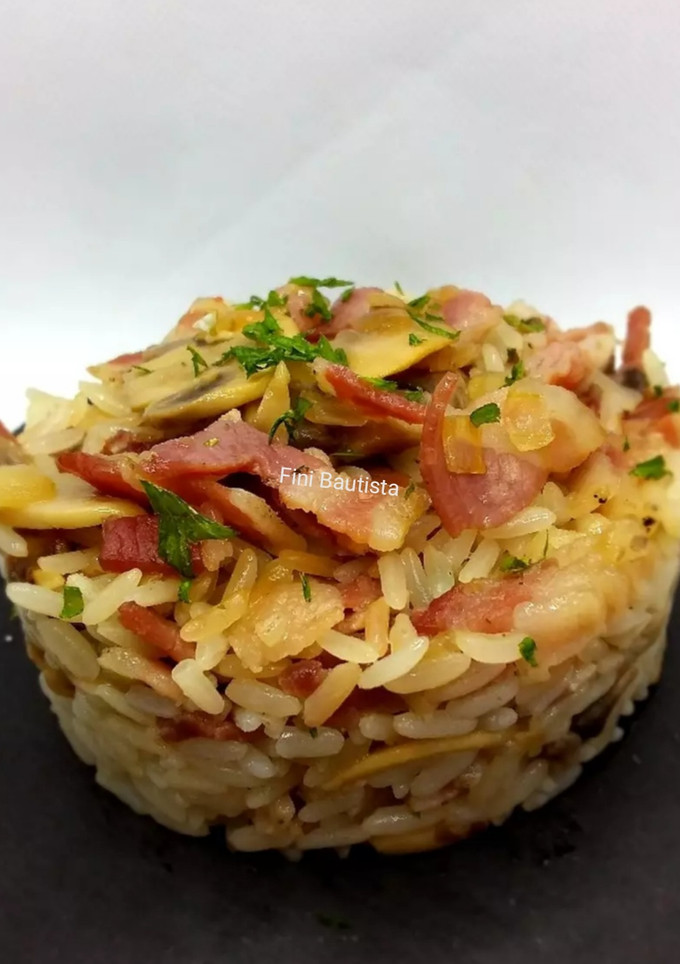 Una foto de Timbal de arroz con champiñones y bacon