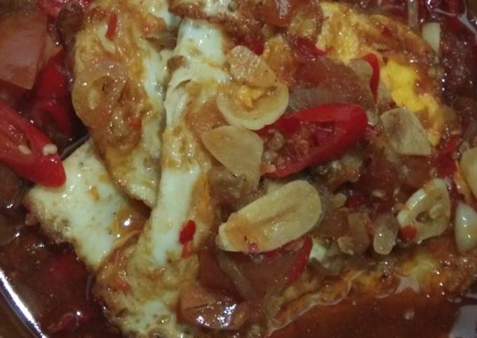 Telur ceplok kuah asam manis pedas