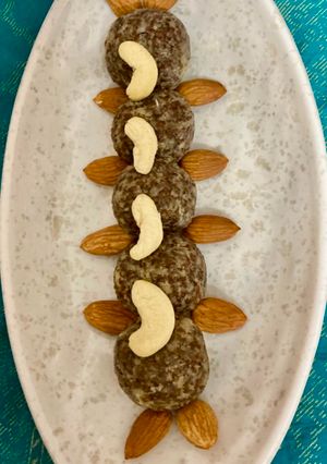 अळीवाचे लाडू (Alivache Ladoo Recipe In Marathi) रेसिपी चे मुख्य फोटो 