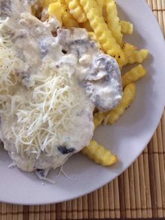 Karaj tejszínes-gombás szószban recept fotója