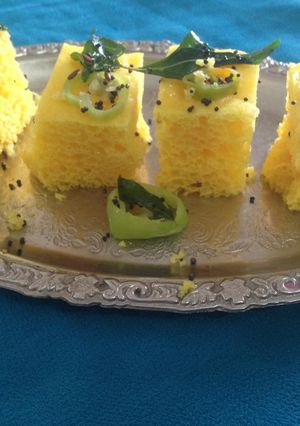 बेसन के झटपट खमन ढोकले (Besan ke jhatpat khaman dhokle recipe in hindi) रेसिपी मुख्य फोटो