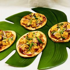 A picture of Paneer Tikka Pizza Naan.