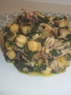 Una foto de Garbanzos con espinacas y calamares en molde