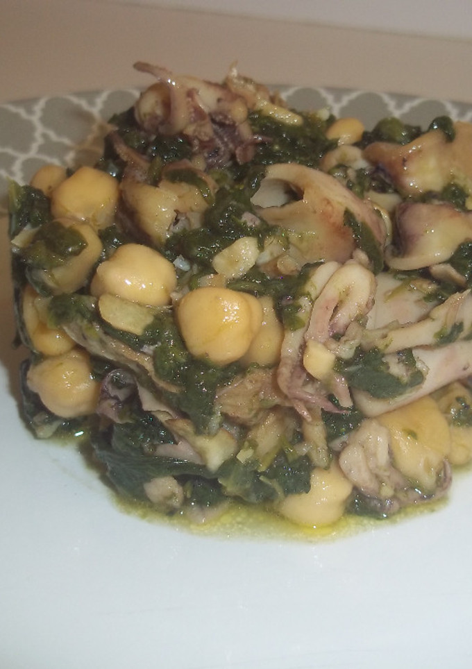 Una foto de Garbanzos con espinacas y calamares en molde