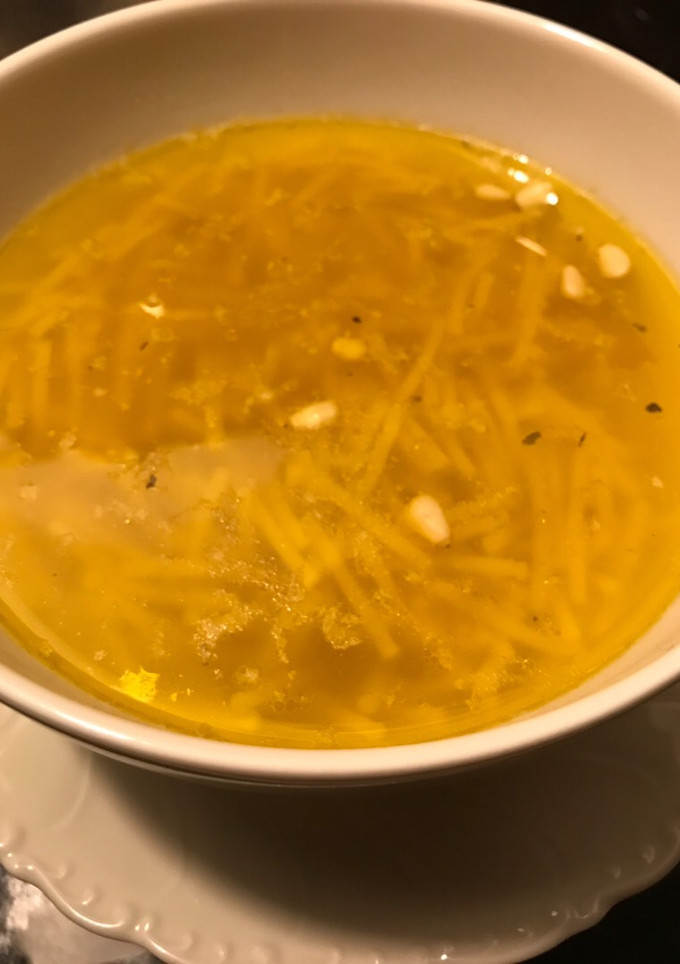 Una foto de Sopa de pollo con fideos