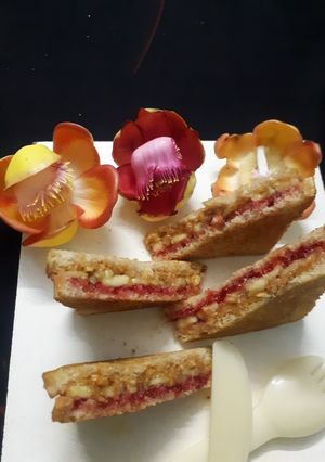 બનાના સેન્ડવીચ(Banana sandwich recipe in Gujarati) રેસીપી મુખ્ય ફોટો