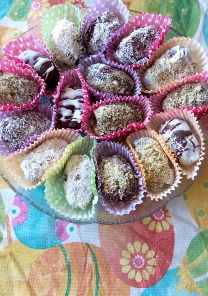A picture of Chocolate filled dates.