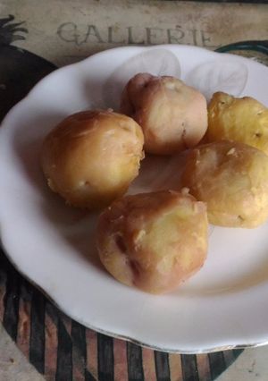 A picture of How to boil potato in microwave.