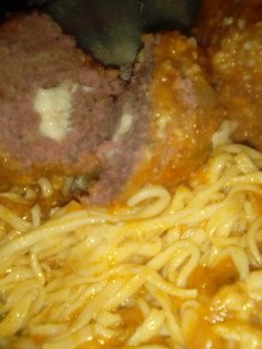 Una foto de Estofado con albóndigas rellenas