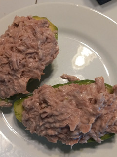 Una foto de Palta Rellena Con Atún