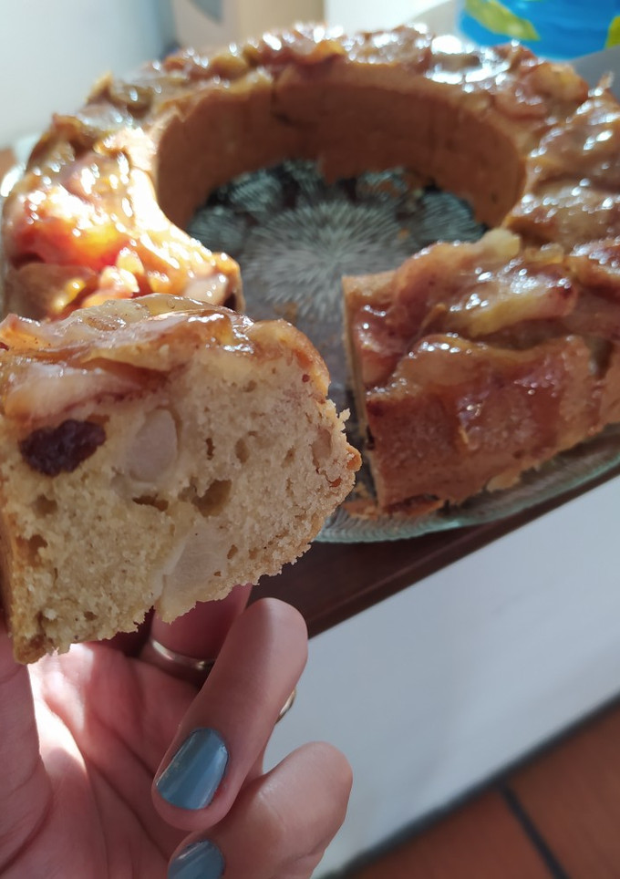 Una foto de Torta húmeda invertida de peras
