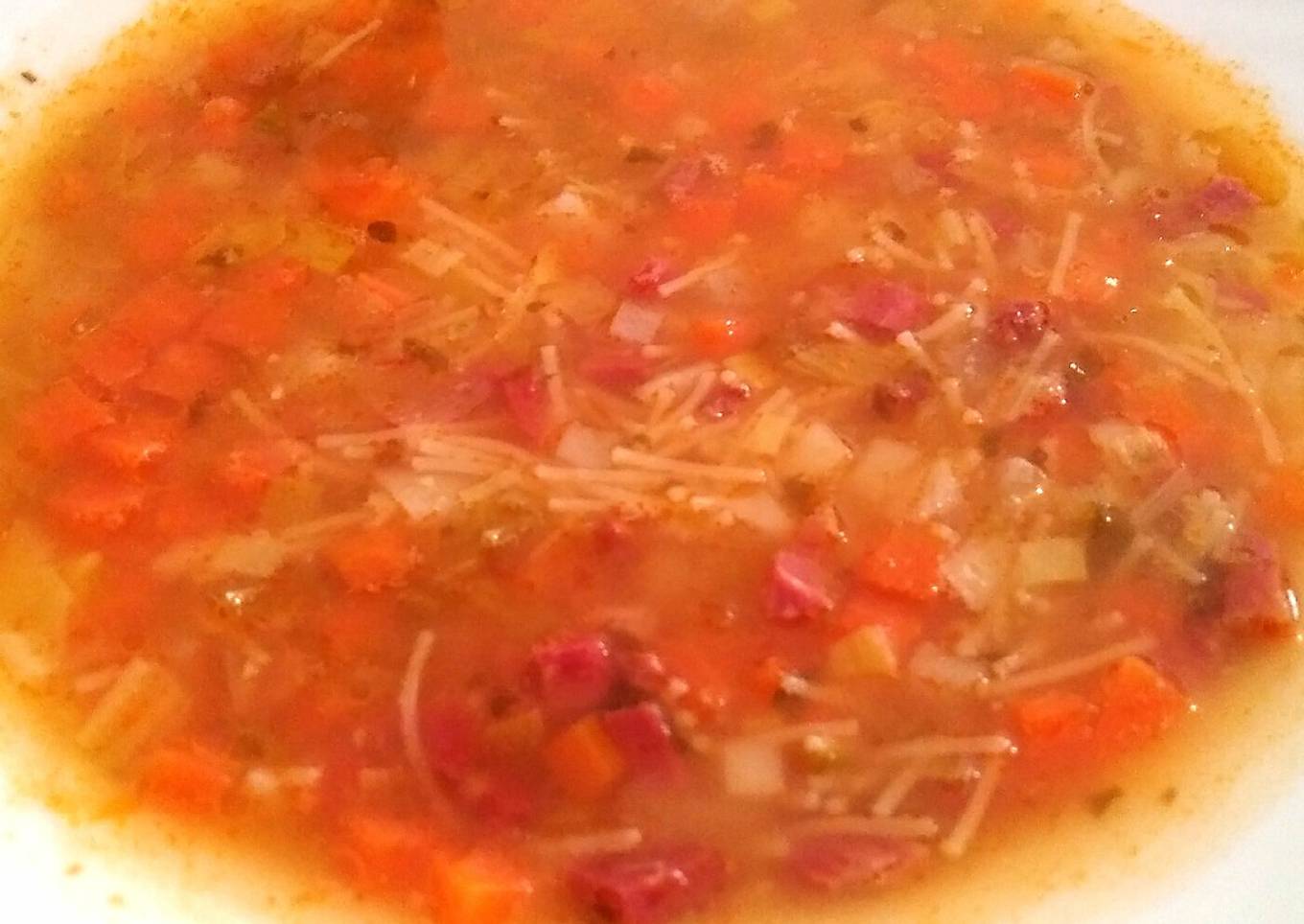 Sopa de verduras, con jamón