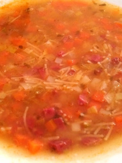 Una foto de Sopa de verduras, con jamón