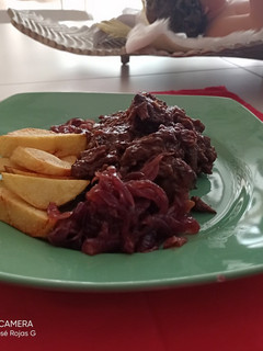 Una foto de Galtes de cerdo ibérico en salsa de vino tinto