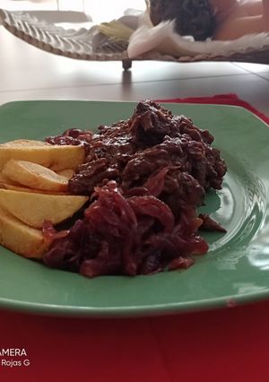 Una foto de Galtes de cerdo ibérico en salsa de vino tinto