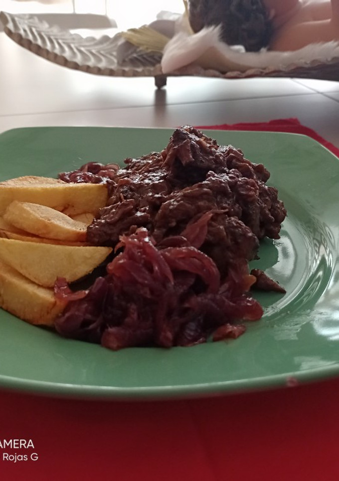 Una foto de Galtes de cerdo ibérico en salsa de vino tinto