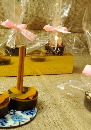 صورة لوصفة مشروبات الشتاء☕ الشوكولاتة الساخنة🍫(هوت تشوكليت) بطريقة تقديم حلوة جداً وهنقدمها في شكل هدايا رقيقة🛍