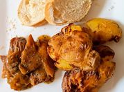 Una foto de salsas para carne de cerdo