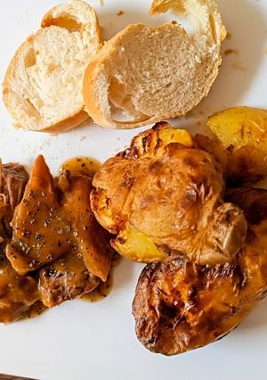 Una foto de Blanda de cerdo al horno con papas y salsa de mostaza