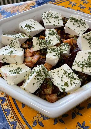 Une photo de Salade de betteraves rouges au riz jaune, fonds d’artichauts et ricotta
