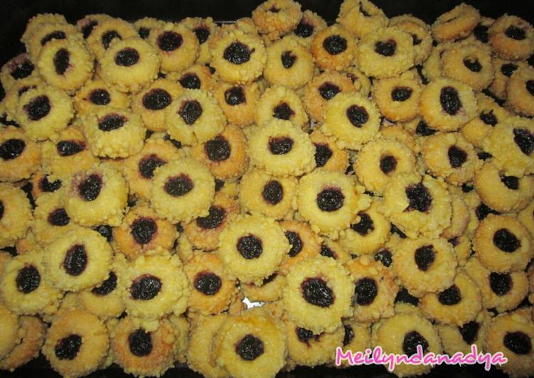 Langkah memasak Thumbprint Cookies With Crumble and Blackberry Jam legit