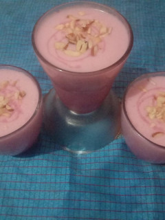 રોઝ લસ્સી (rose lassi recipe in Gujarati) રેસીપી મુખ્ય ફોટો