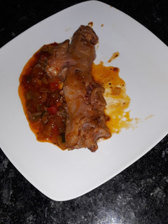 Una foto de Manitas de cerdo con pisto al vino tinto