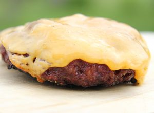 Hagymás-marha hamburgerhús recept fotója