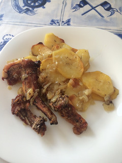 Una foto de Conejo al horno estilo monte