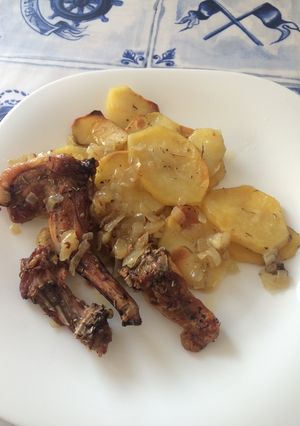 Una foto de Conejo al horno estilo monte