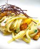 Linguine rigate con pesce spada, datterini gialli, melanzane e buccia di melanzane fritta