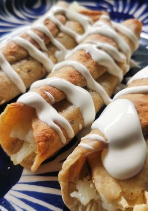 Una foto de Taquitos de papa con atún