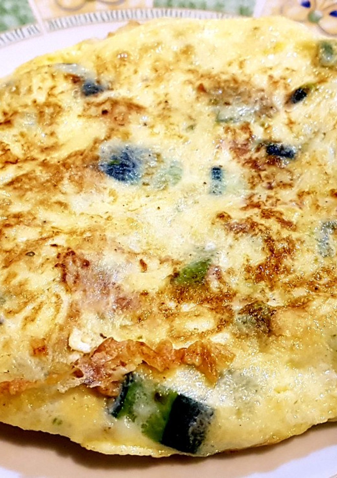 Una foto de Tortilla de calabacín y queso
