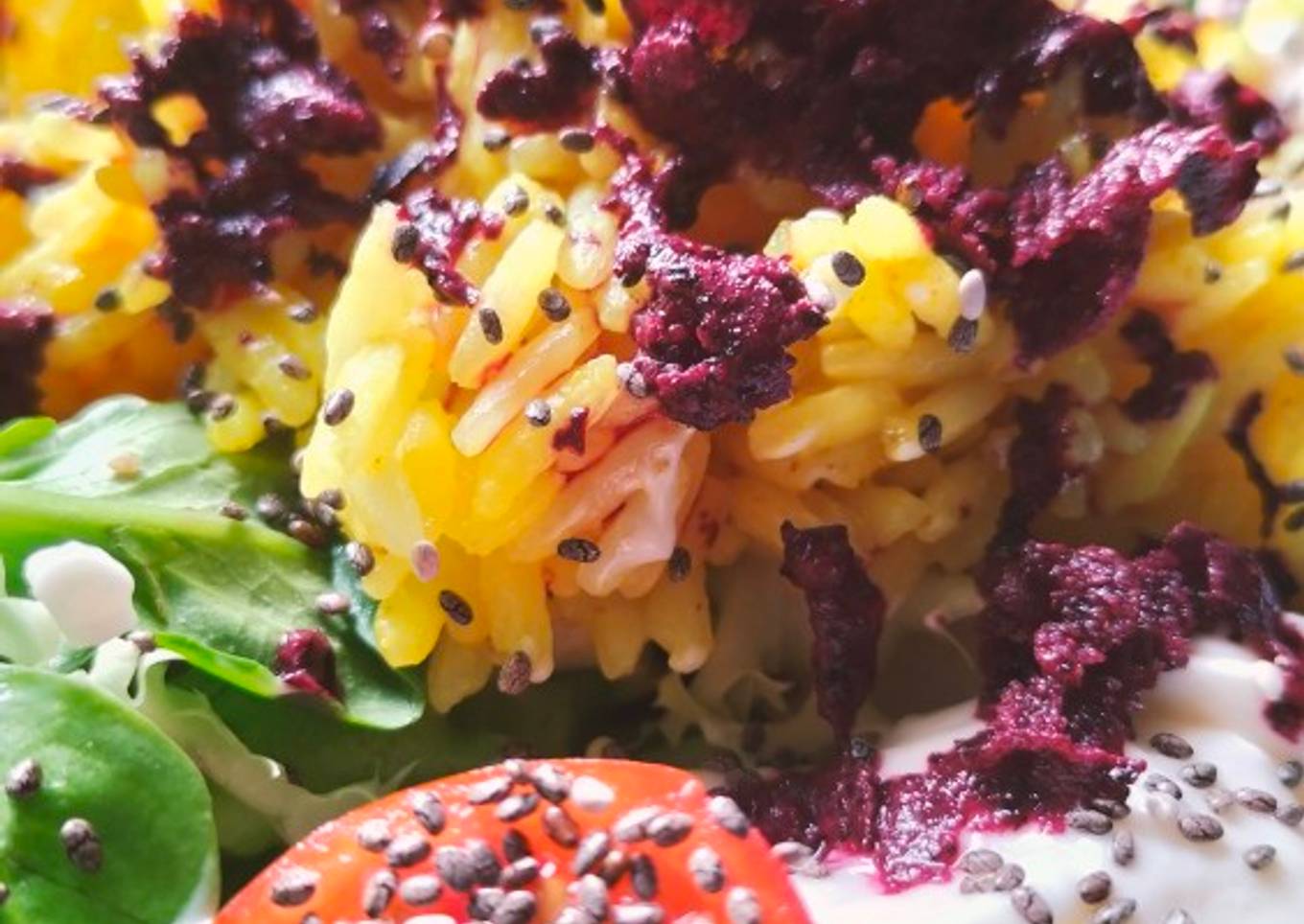 Ensalada pokebowl con frutos rojos y arroz al curry