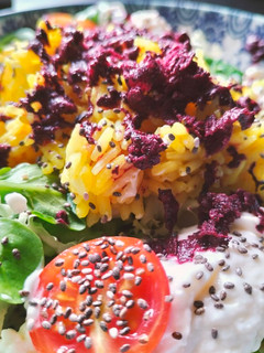 Una foto de Ensalada pokebowl con frutos rojos y arroz al curry