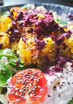 Una foto de Ensalada pokebowl con frutos rojos y arroz al curry