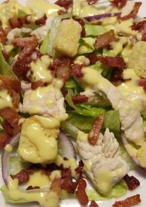 A picture of Lemon chicken salad, crispy pancetta & my zingy salad dressing.