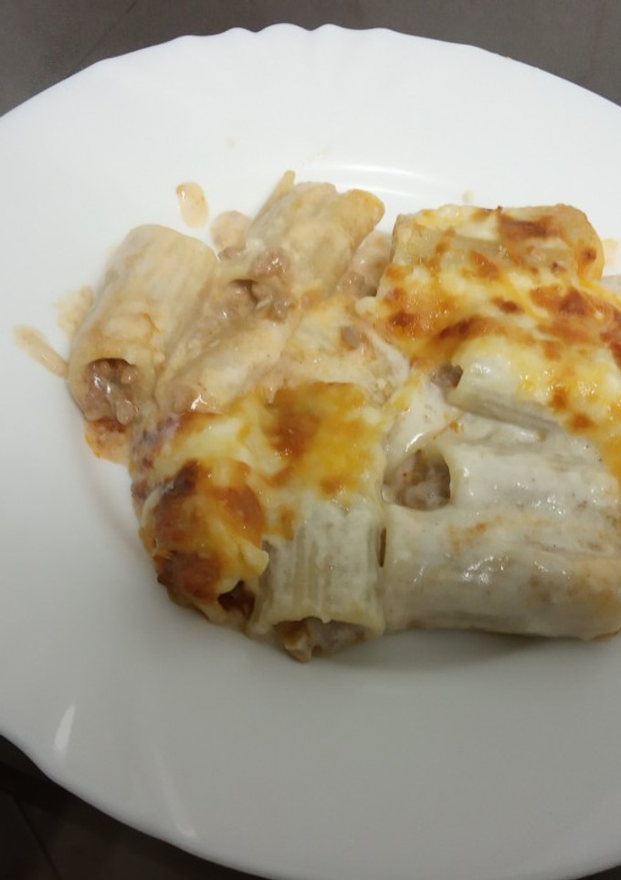 Una foto de Macarrones gigantes rellenos