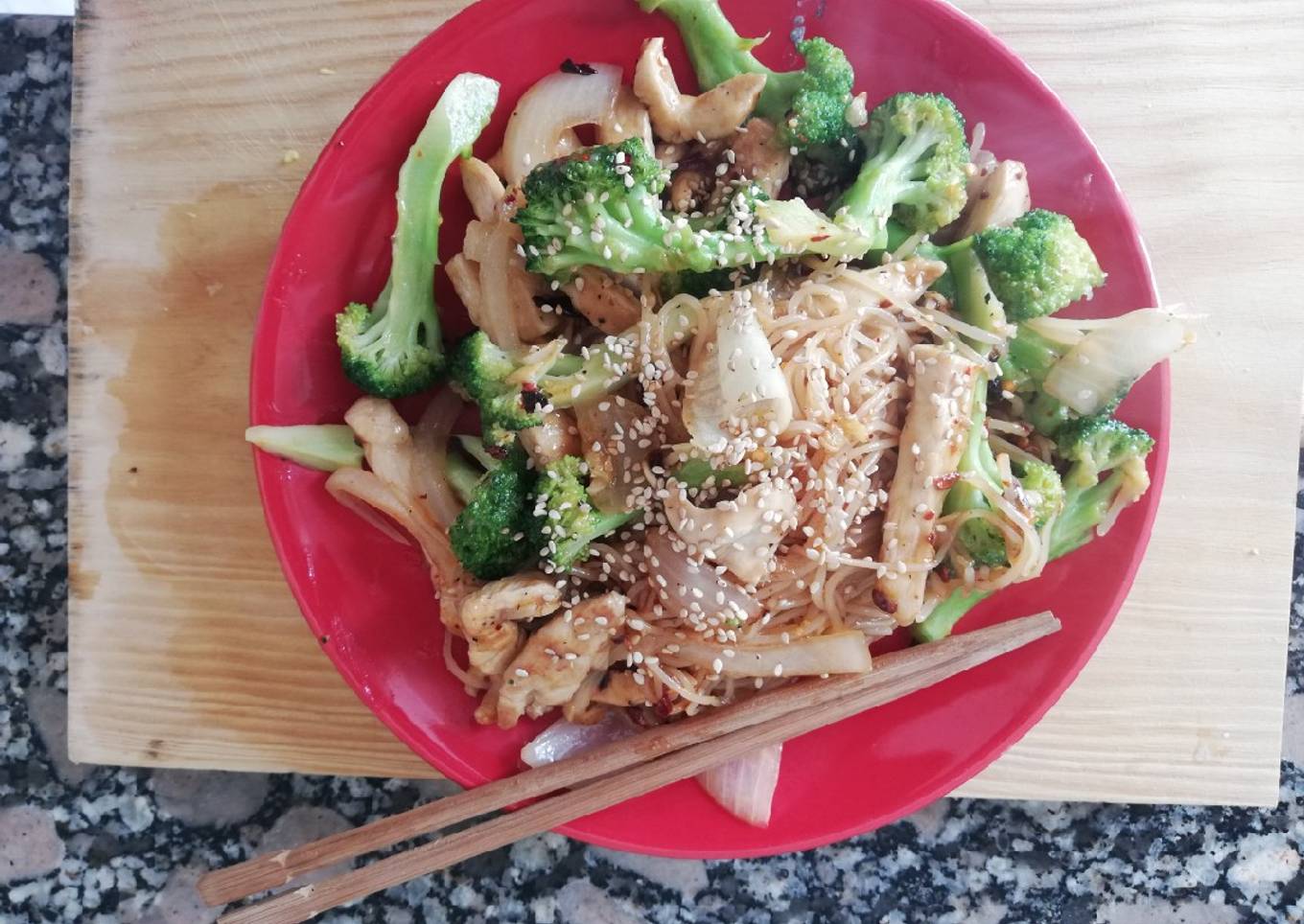 Fideos salteados con pollo y brócoli