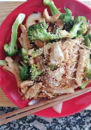 Una foto de Fideos salteados con pollo y brócoli